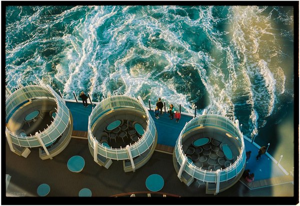 Quelle croisière propose des expéditions pour explorer les grottes glacées en Alaska ?